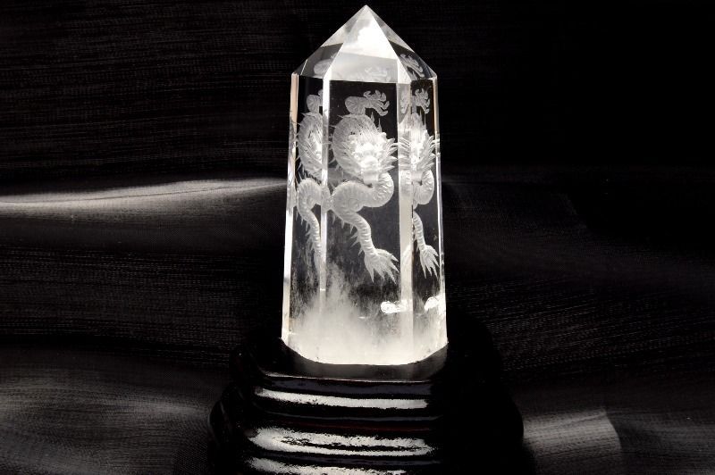【１点物】水晶クリスタルクォーツ 76x36x30mm 青龍内彫りポイント(木製台座付き) 置物 _CG5833【宅急便】