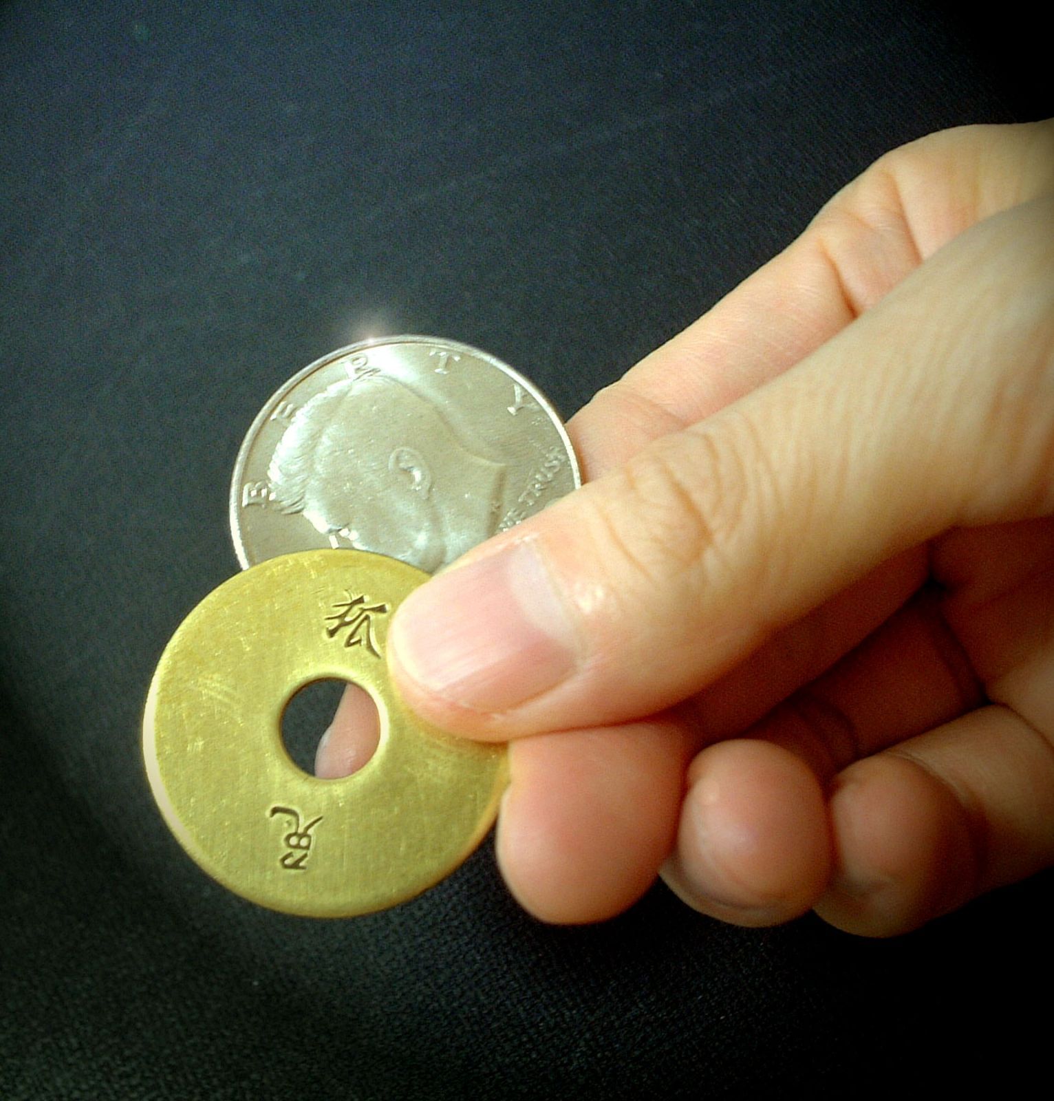 チャイナタウンハーフ（手品・コインマジック用品・ギミックコイン） - メルカリ