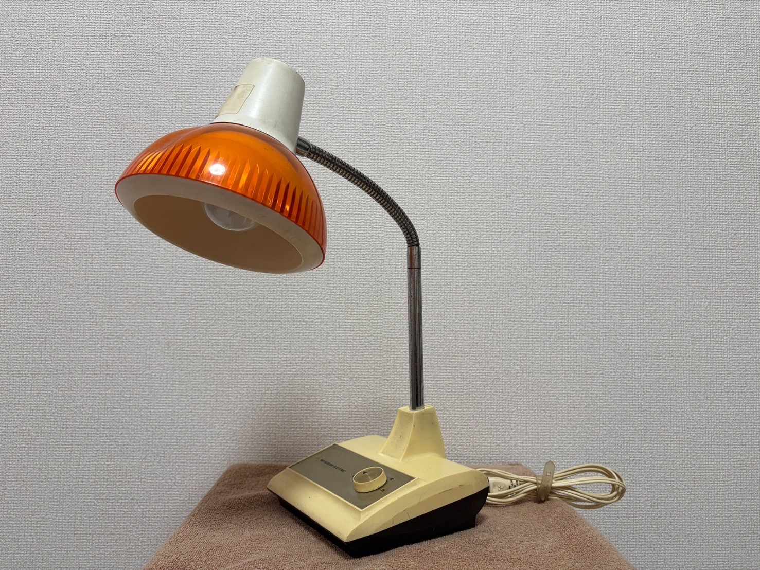 白熱灯スタンド 昭和レトロ オレンジ 三菱電機 - メルカリ