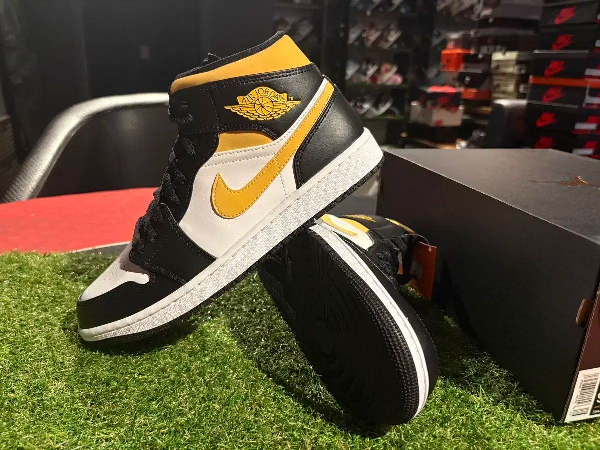 NIKE ナイキ ジョーダン 1 ミッド イエロー 275