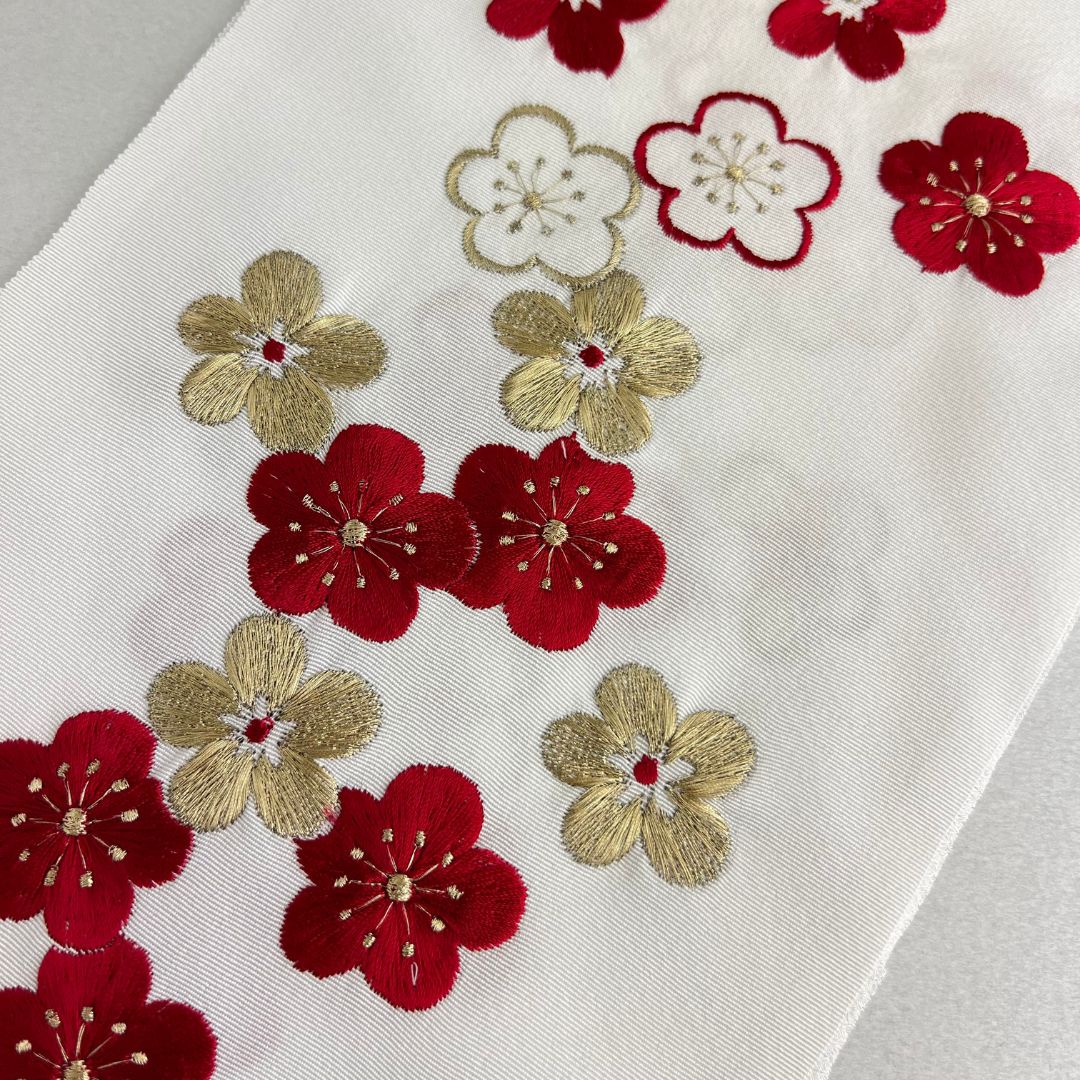 着物〉からし色 変わり梅に牡丹柄着物 〈袴〉エンジ色 梅刺繡袴