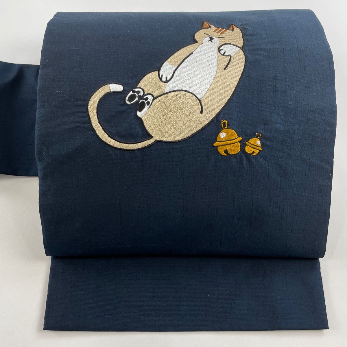 名古屋帯 紬地 猫 鈴 刺繍 濃紺 正絹