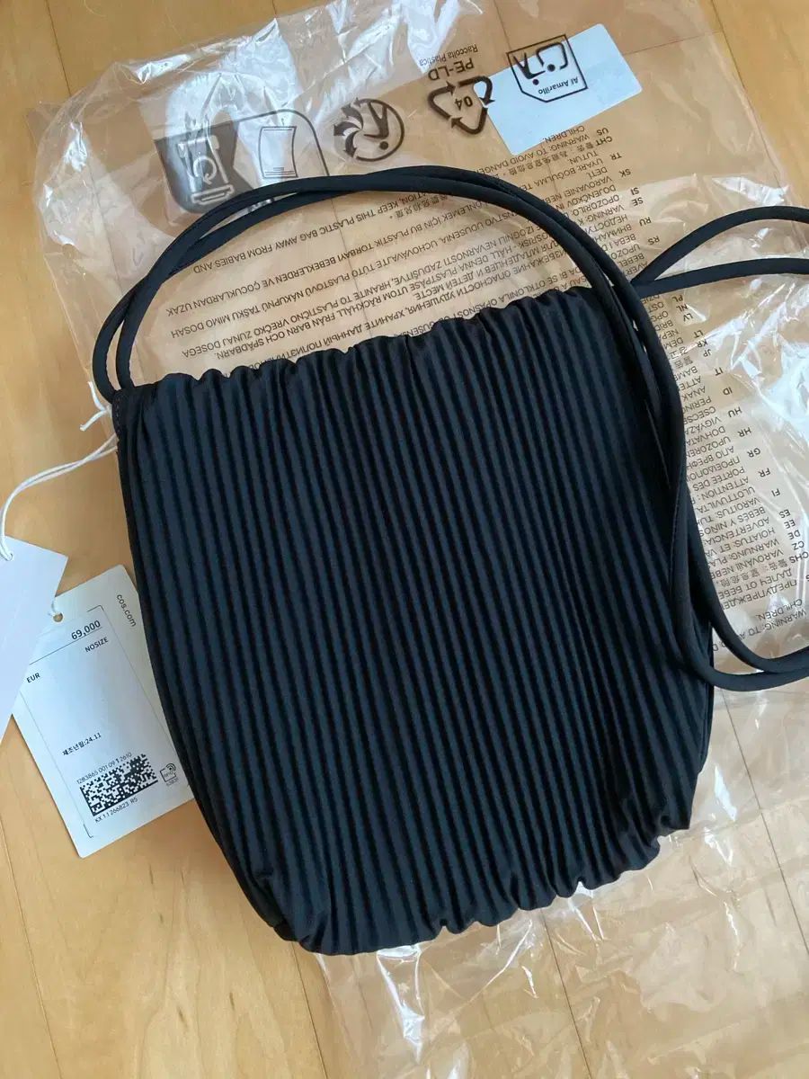 COS COS コス ホタテ貝 クロスボディバッグ バッグ ブラック