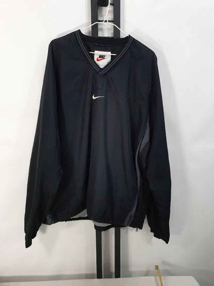 ナイキ ウォームアップ オールドスクール Vネック ウィンドブレーカー センター スウッシュ ブラック XL
