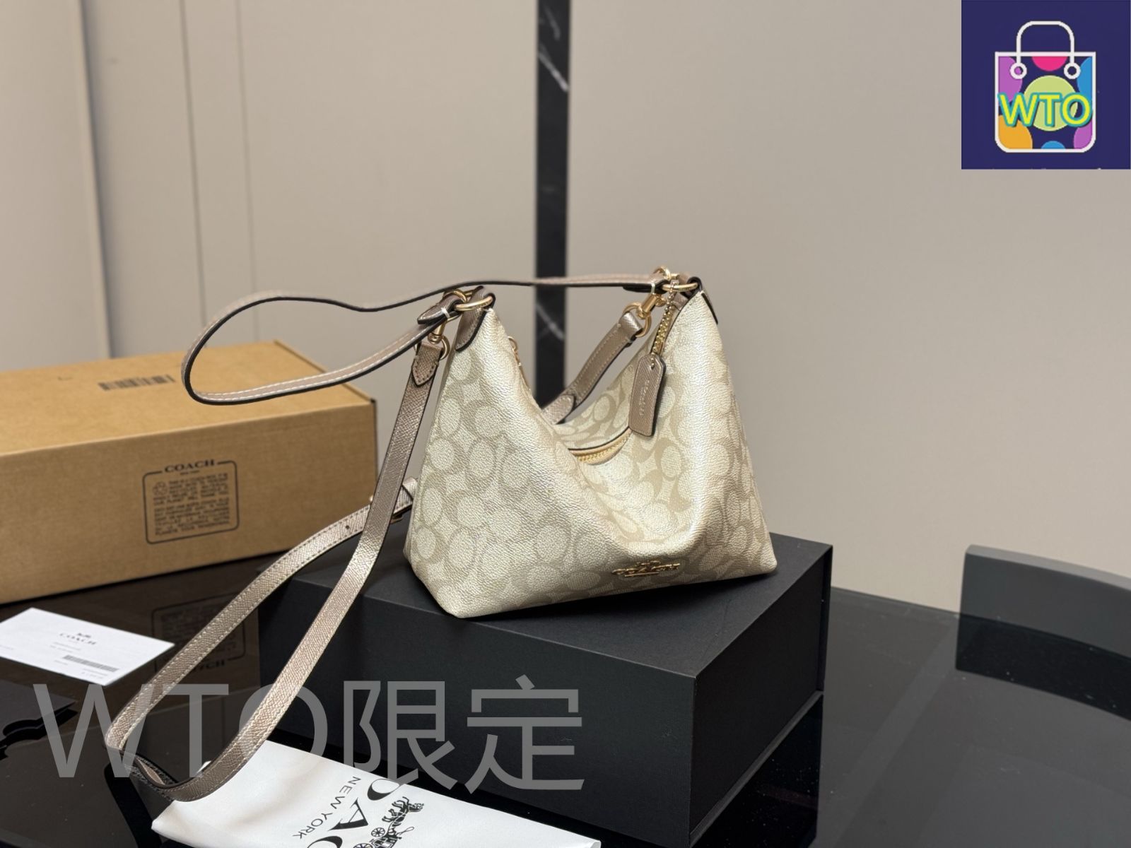 今日特価】Coach コーチ ジップバッグ シリーズ 金属質感の新