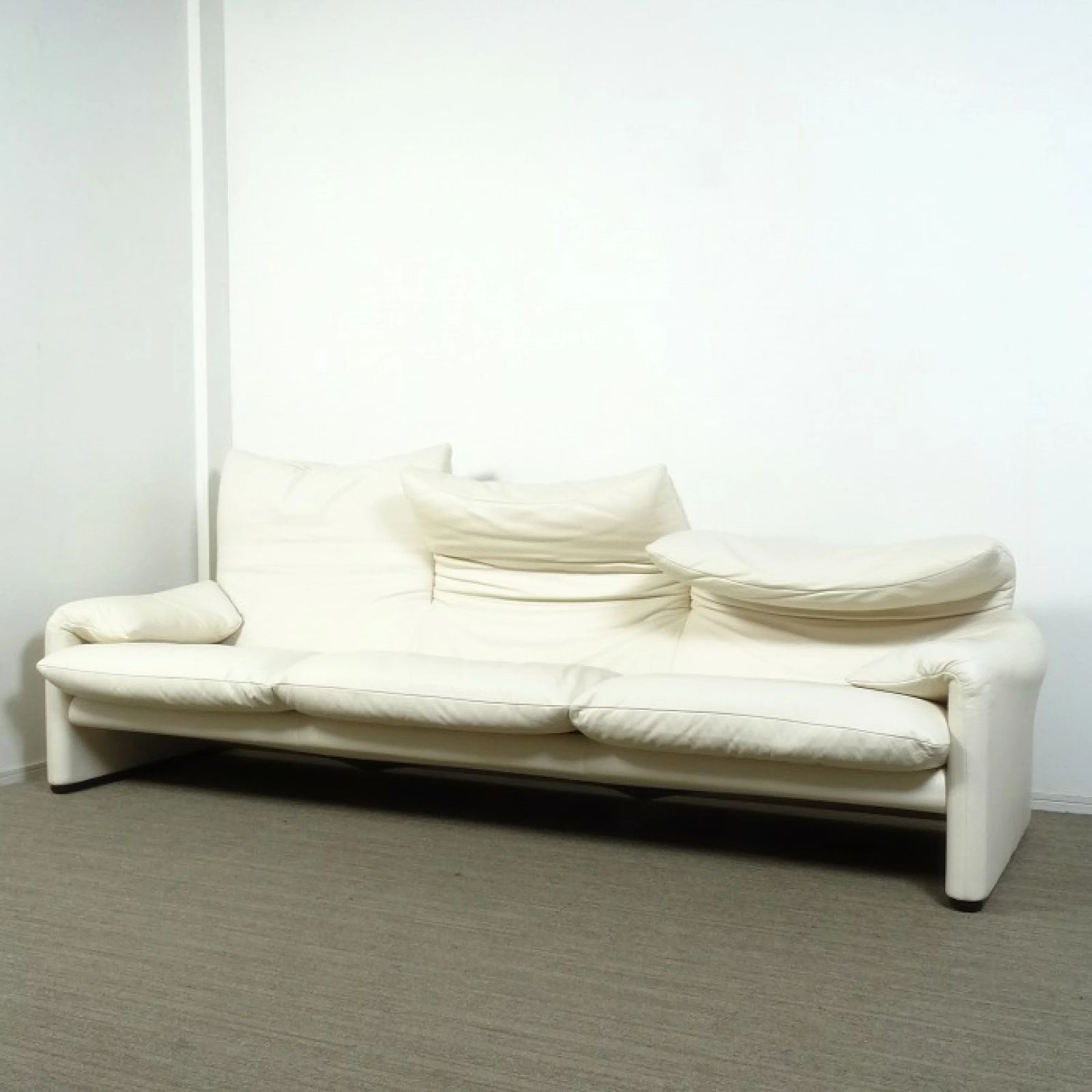 ◾︎SELUNO◾︎ 【展示美品】Cassina(カッシーナ) 675 MARALUNGA / マラルンガ 3人掛けワイドソファ / FXアイボリー本革  240万 c982 - メルカリ