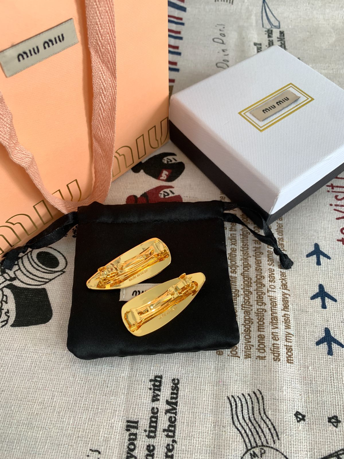 【日常を特別に！】MIUMIU エナメルメッキ ヘアピン 大人気！【MiuMiu】 ミュウミュウ エナメルメッキ ヘアピン