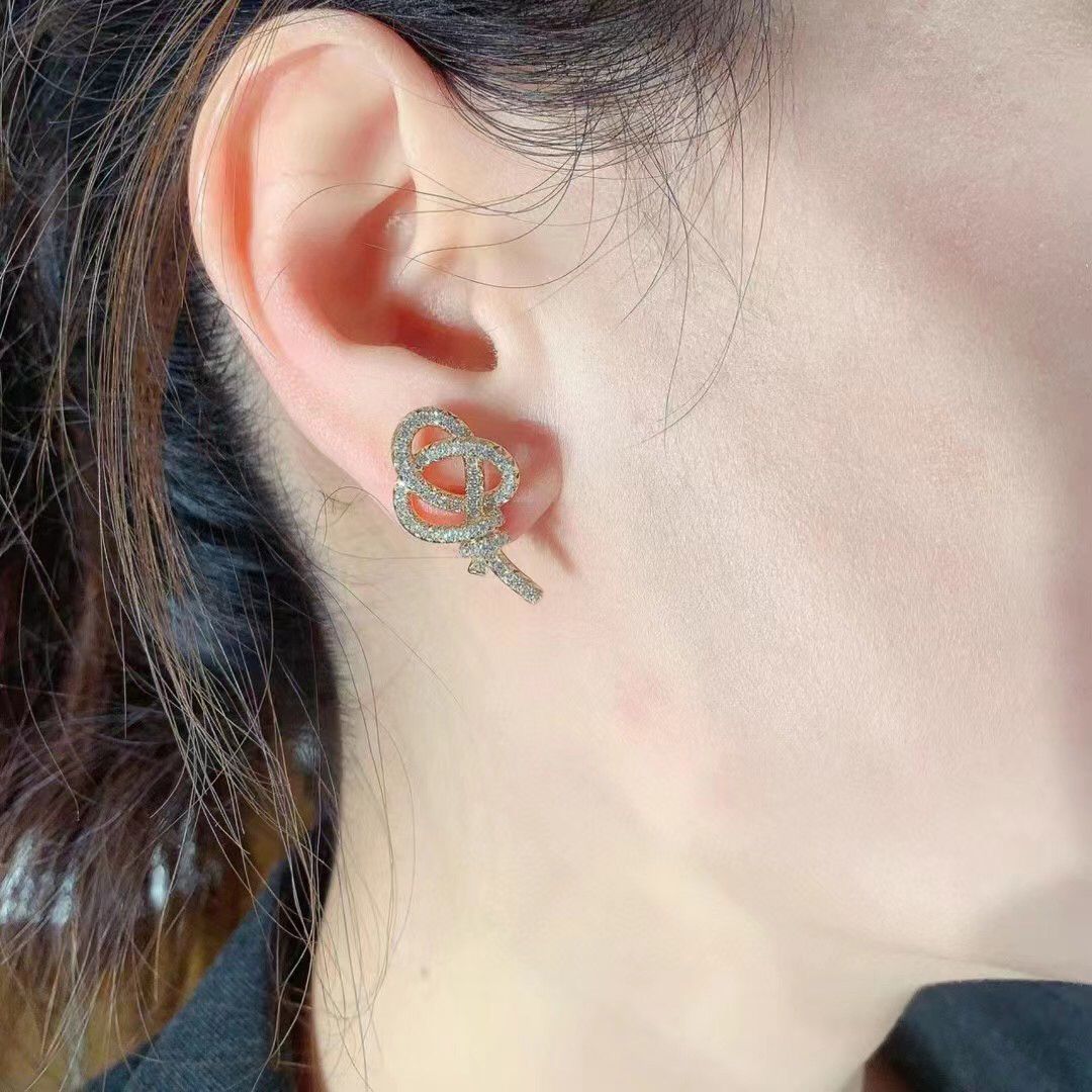 ティファニー ノット ピアス | Tiffany & Co.