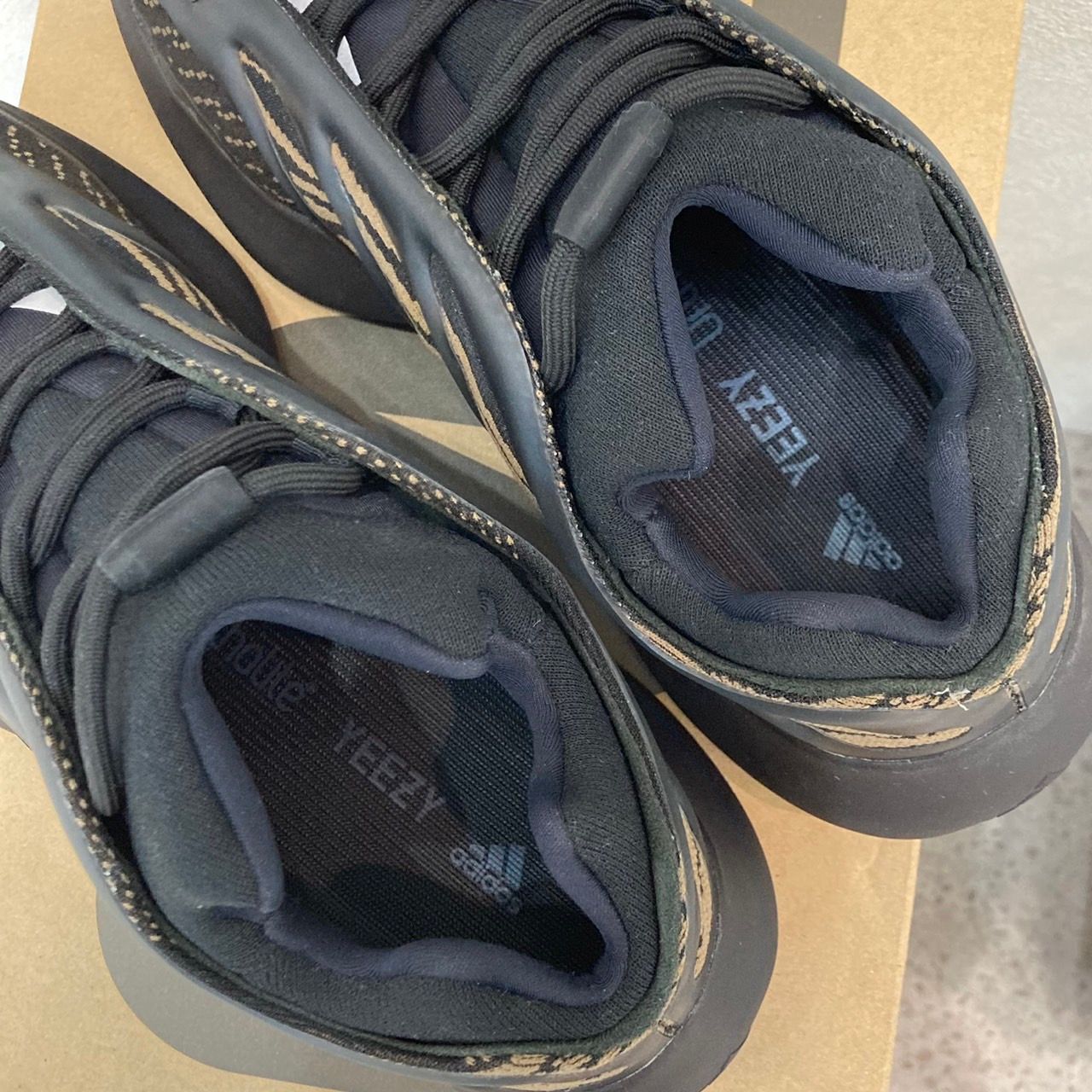 ◇ adidas アディダス YEEZY 700 V3 CLAY BROWN GY0189 イージー700