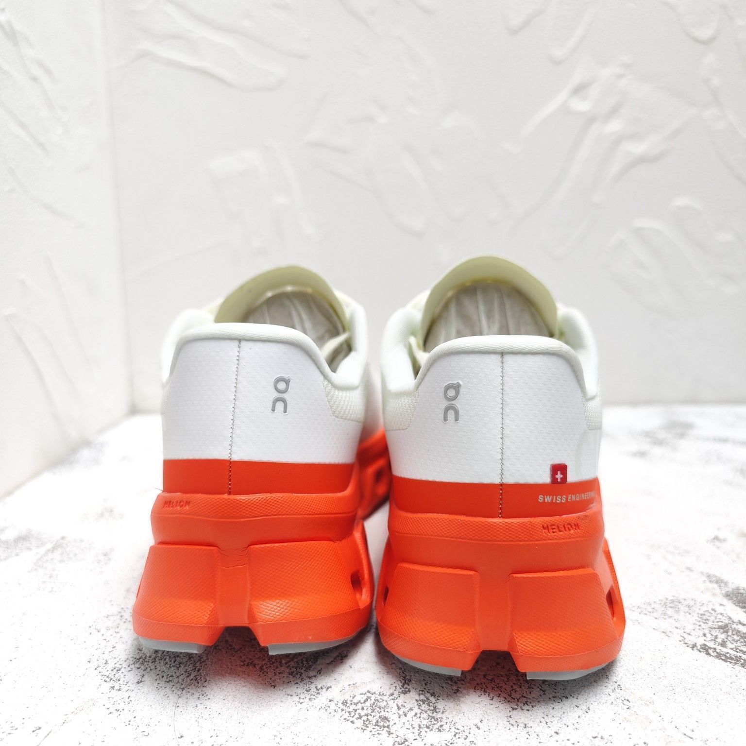 最！最終値下げ☆On ランニングシューズ ホワイト/オレンジ 美品》asics ランニングシューズ ホワイト 27.0 オレンジ - メルカリ