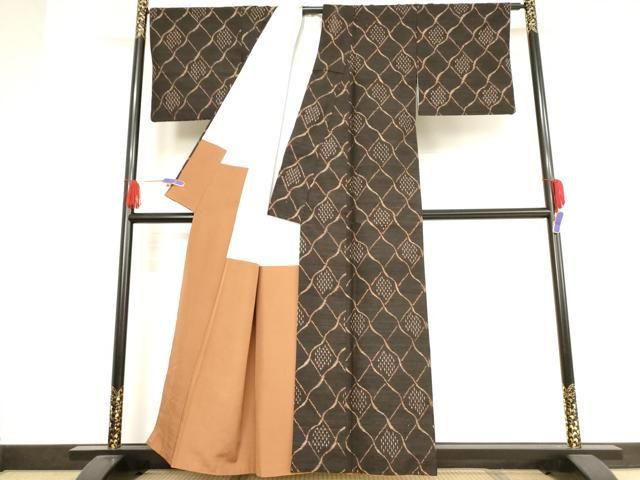 平和屋着物○国指定重要無形文化財 本場久米島紬 手織 変わり菱文 正絹