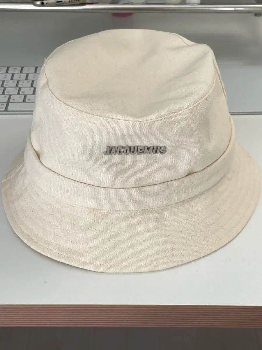 Jacquemus ジャックムス または ボブ アーティチョーク アイボリー バケットハット 85