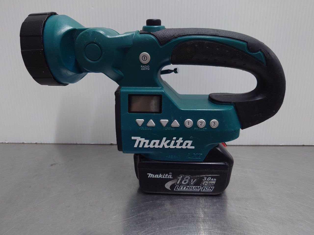 マキタ　Makita　充電式ライト付きラジオ　１８Vバッテリーパック付き　MR050＆BL1830 マキタ Makita 充電式ライト付きラジオ 18Vバッテリーパック付き