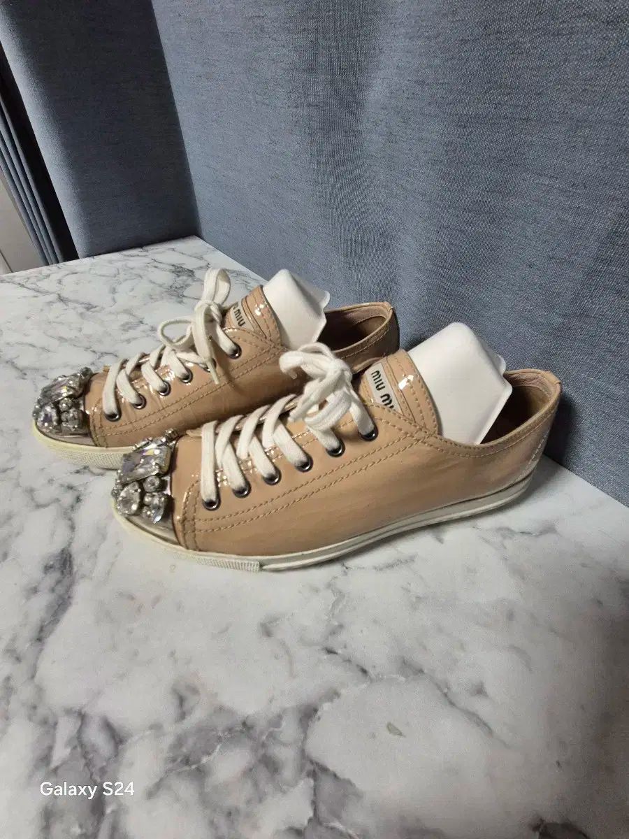 MIU MIU ミュウミュウ クリスタル ペンダント スニーカーズ 37 5