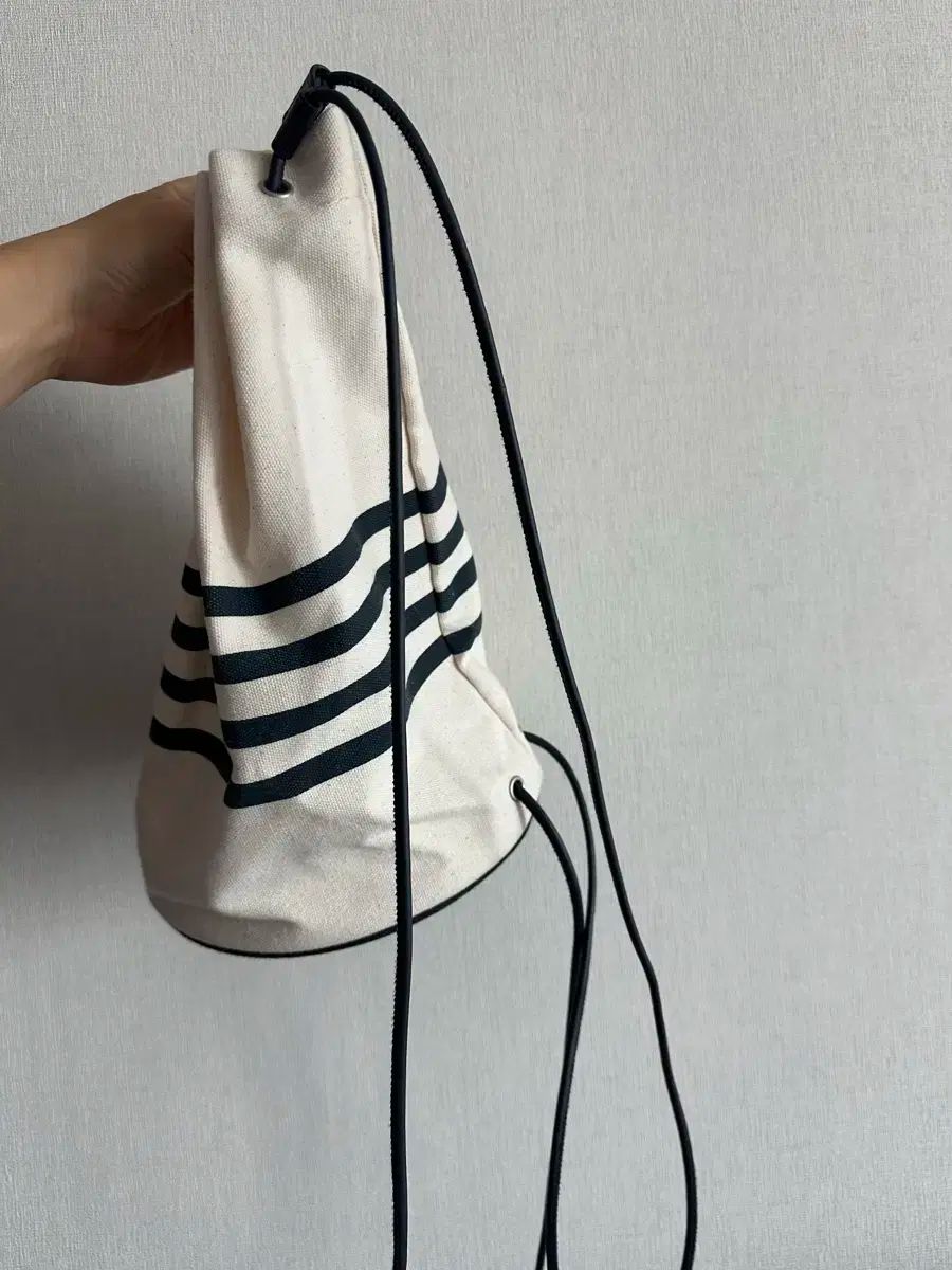 吉*高様 MK ロゴ入りバックパック グレー/レッド/ホワイト 公式