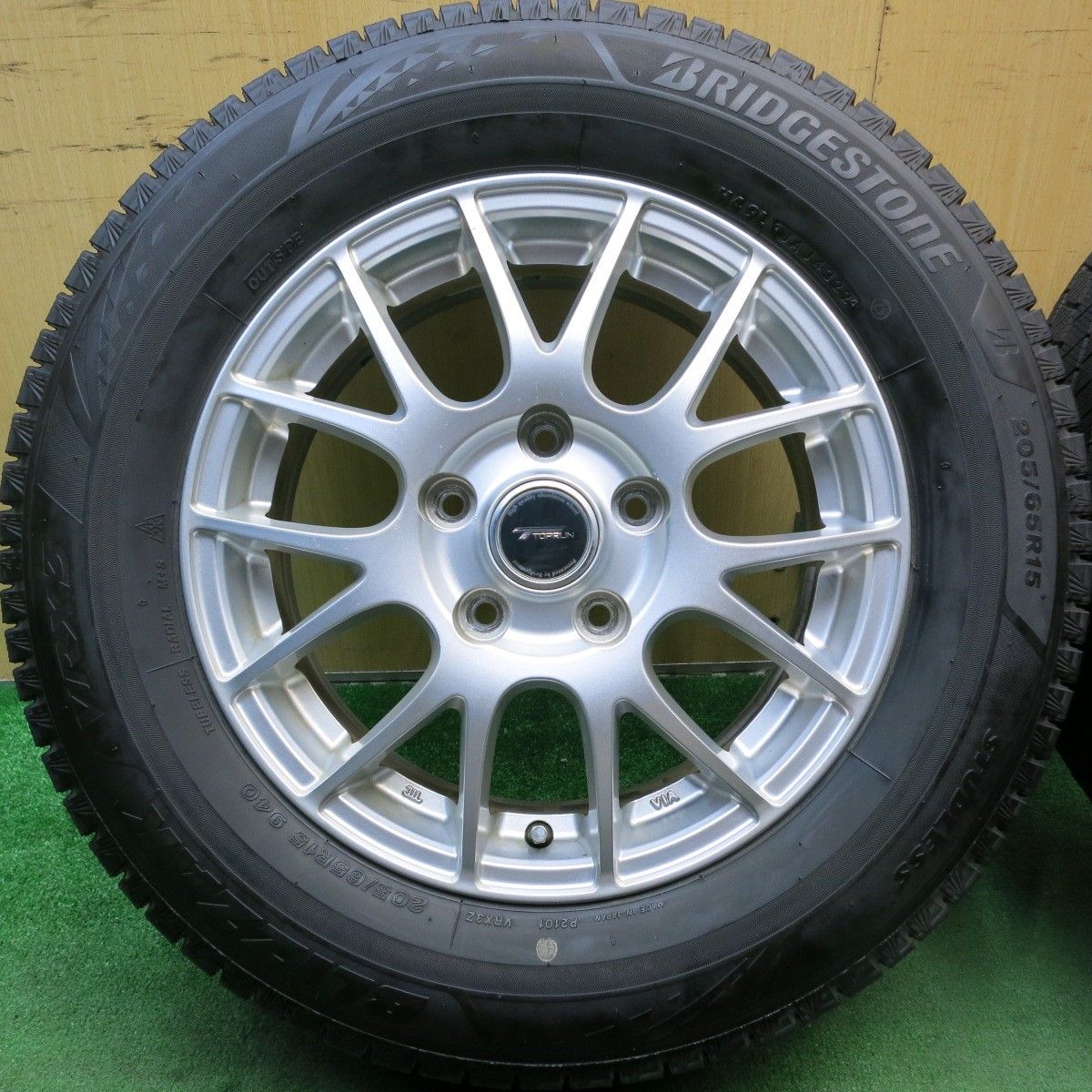 バリ溝 22年 綺麗 9分 スタッドレス 185⁄65R15 コンチネンタル ノース 