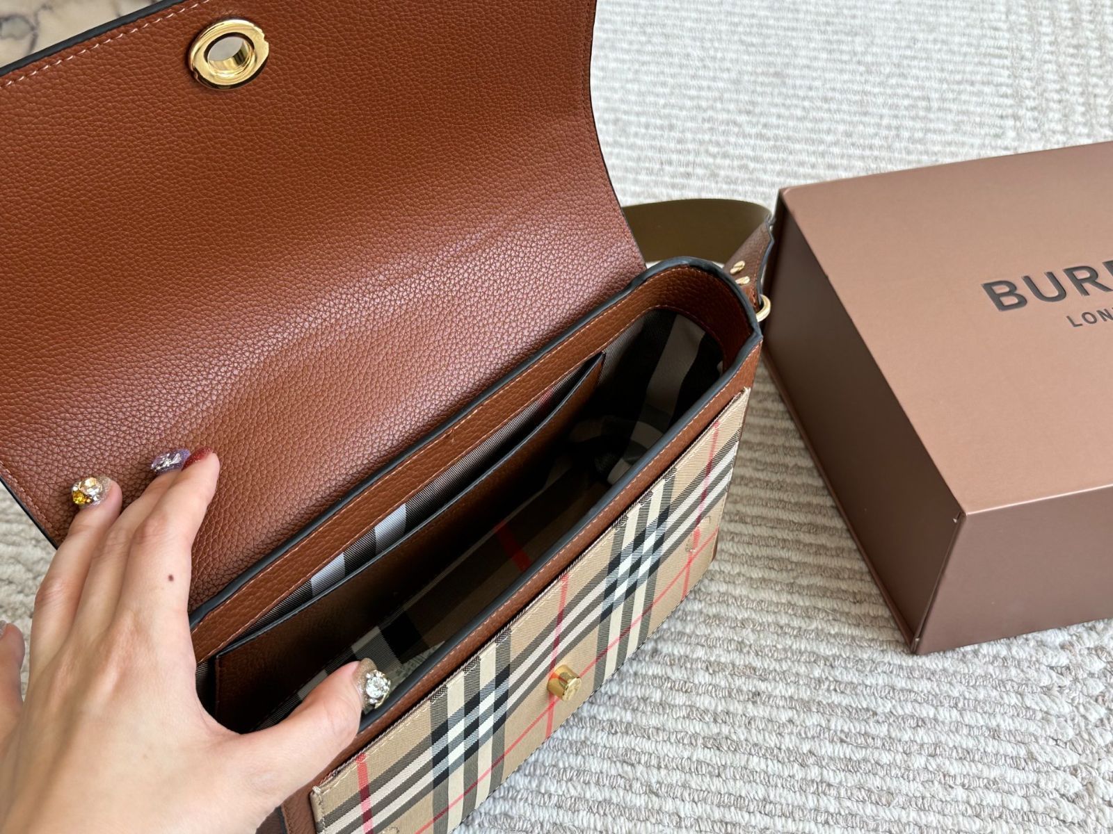 今日特価】Burberry Classic Horseferry Messenger Bag