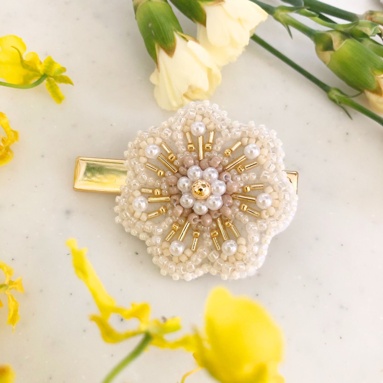 ビーズ刺繍 ヘアクリップ ヘアアクセ パール お花 ベージュ お呼ばれ