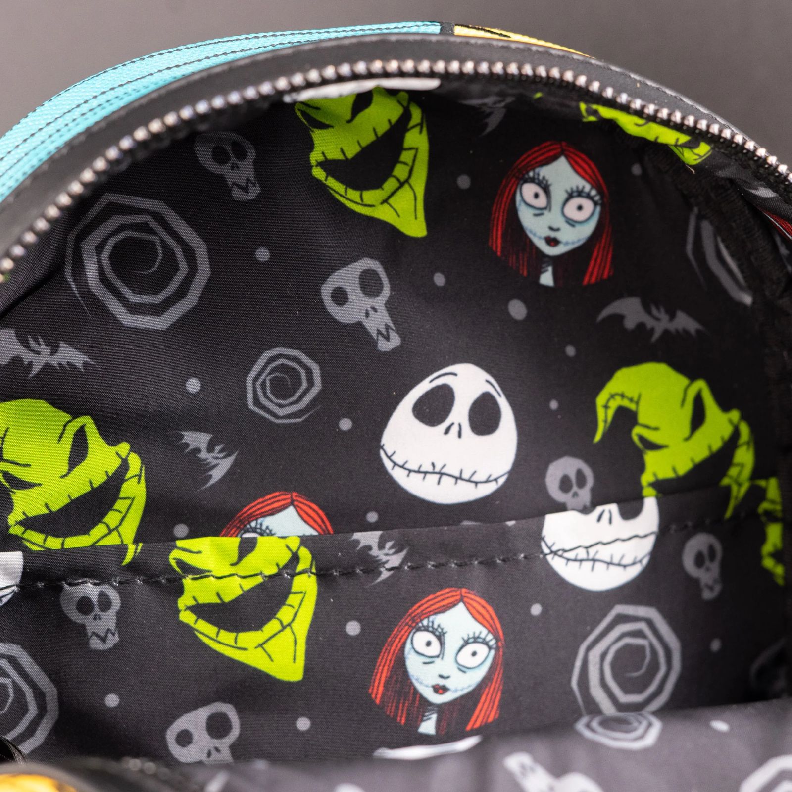 新品☆ ラウンジフライ　ディズニーナイトメア（サリー）のウエストポシェット loungefly Disney ナイトメア サリー ショルダーバッグ (LOUNGE FLY