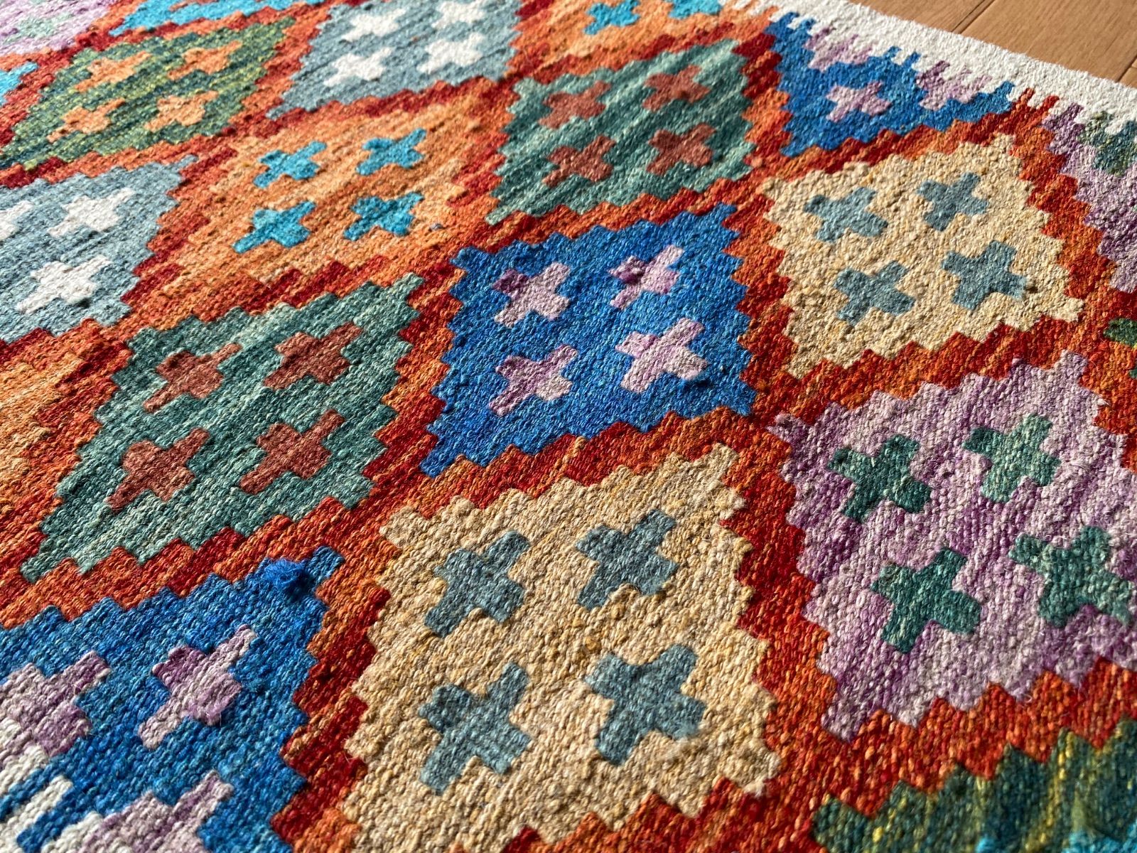 とても織りと色柄の良い素敵なアフガニスタンのキリム和室にも合います