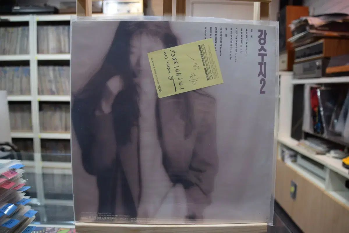 自宅でのオードリー・ヘップバーン セピア 壁紙ポスター 505mm×594mm 自宅でのオードリー ヘップバーン 1953年 モノクロ ローマの休日 絵画