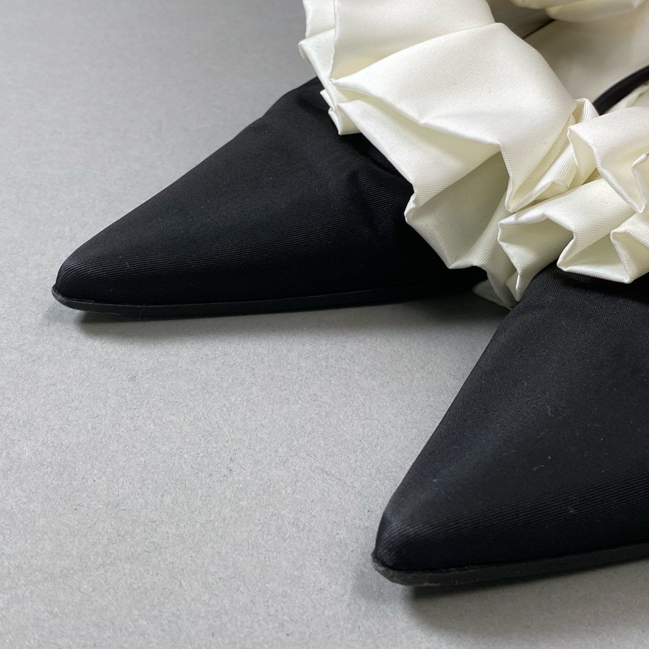 4i30 MM6 エムエムシックス メゾンマルジェラ フリルパンプス ミュール ポイントトゥ 39サイズ ブラック ホワイト レディースt18r KIN-KAAI_COM