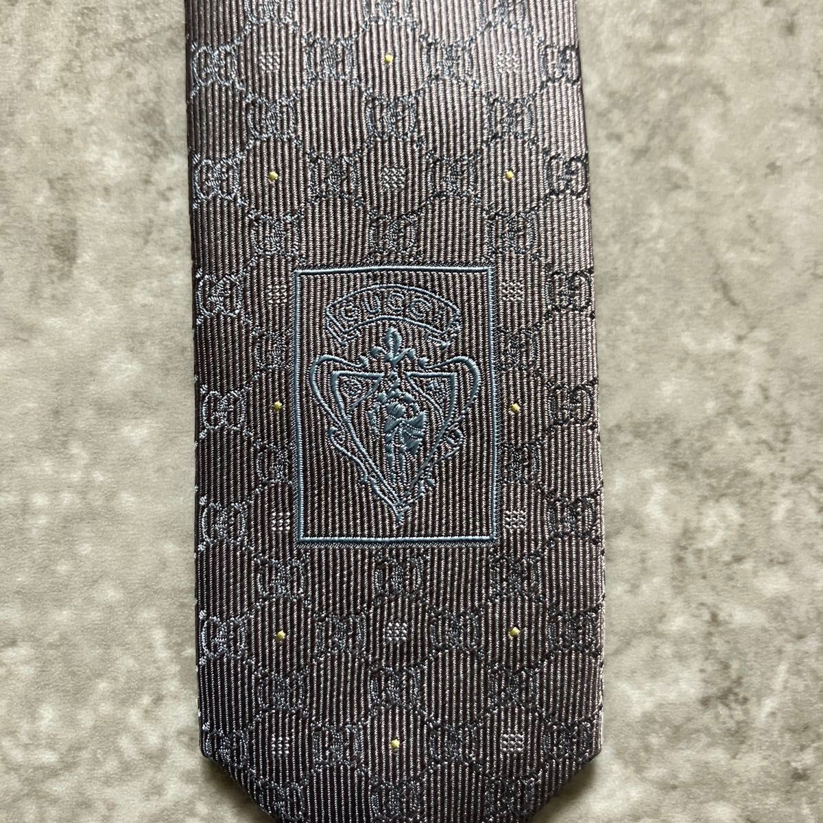 【新品タグ付き】GUCCI グッチ ネクタイ シルバー GG柄 未使用品タグ付 GUCCI グッチ ネクタイ GG柄 ドット シルバー