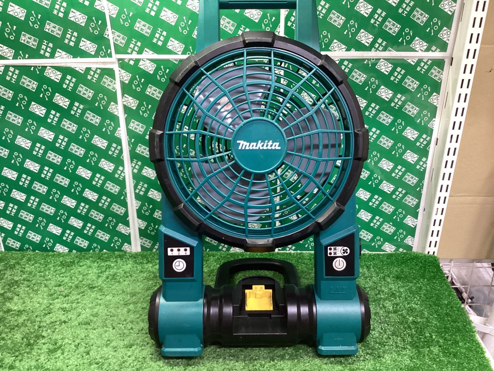 makita 充電式ファン CF201D ACアダプターバッテリー2個付き makita 充電式ファン CF201D ACアダプターバッテリー2個付き makita