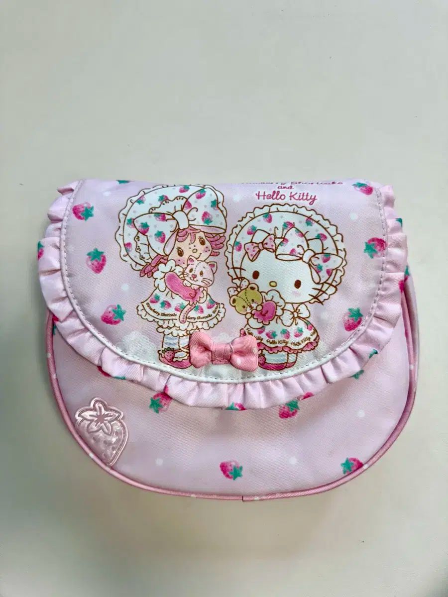 ストロベリー・ショートケーキ キティ コラボ バッグ 配送 ハロー