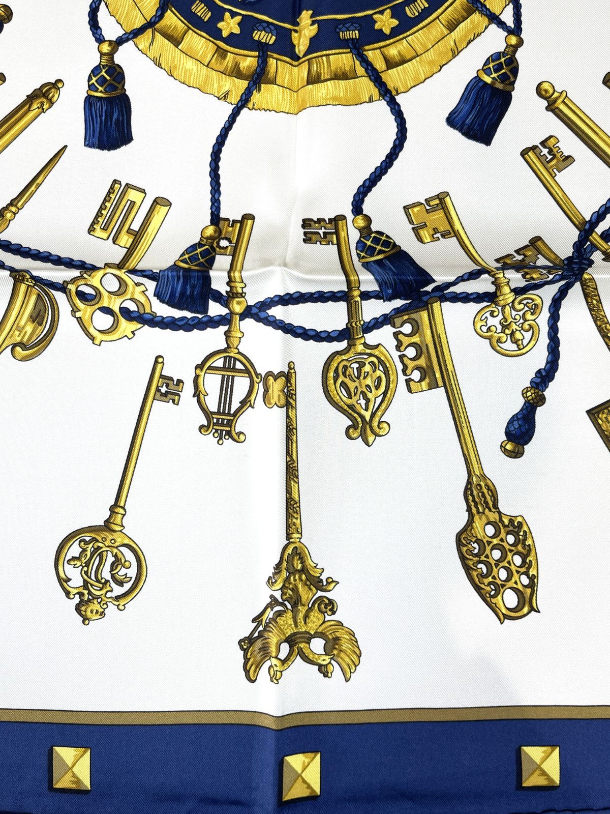 HERMES エルメス カレ90 鍵柄 LES CLES ネイビー スカーフ HERMES エルメス カレ90 鍵柄 LES CLES ネイビー スカーフ