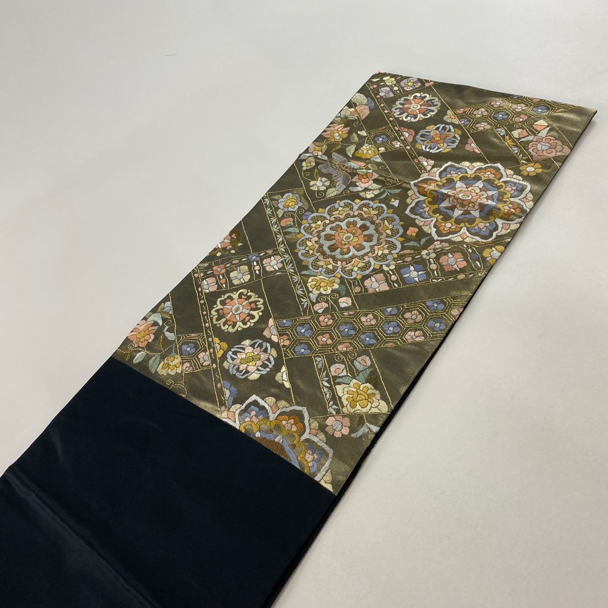 袋帯 美品 逸品 華文 花唐草 刺繍 金糸 金色 六通 正絹 【中古