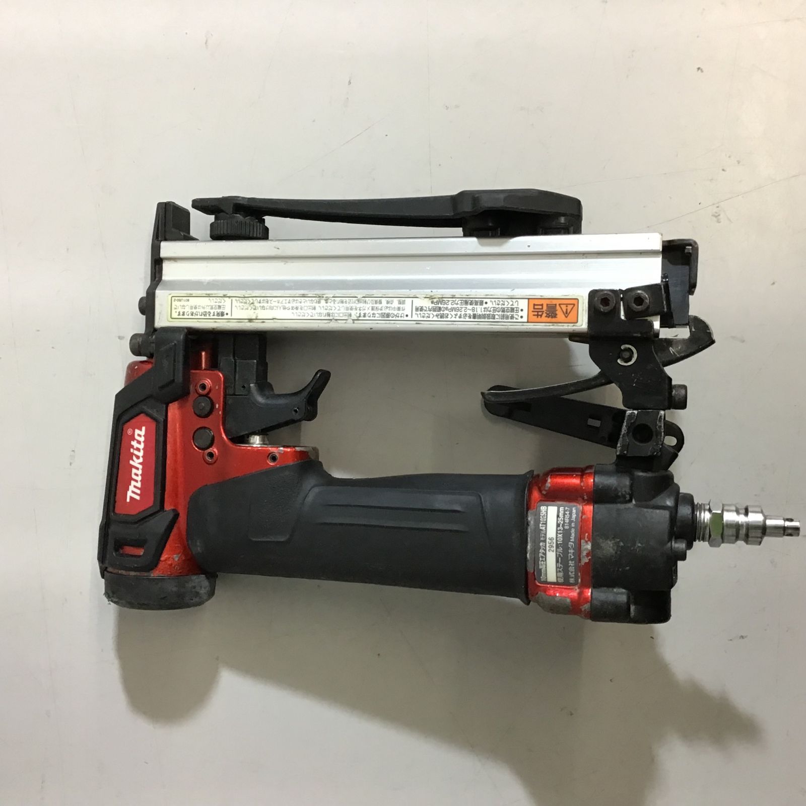 中古品】〇マキタ(makita) 高圧エアタッカ エアダスタ付 10mm 赤 AT1025HB【戸田店】 - メルカリ