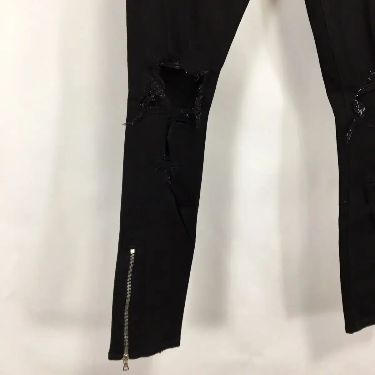 黒 破壊されたジーンズ