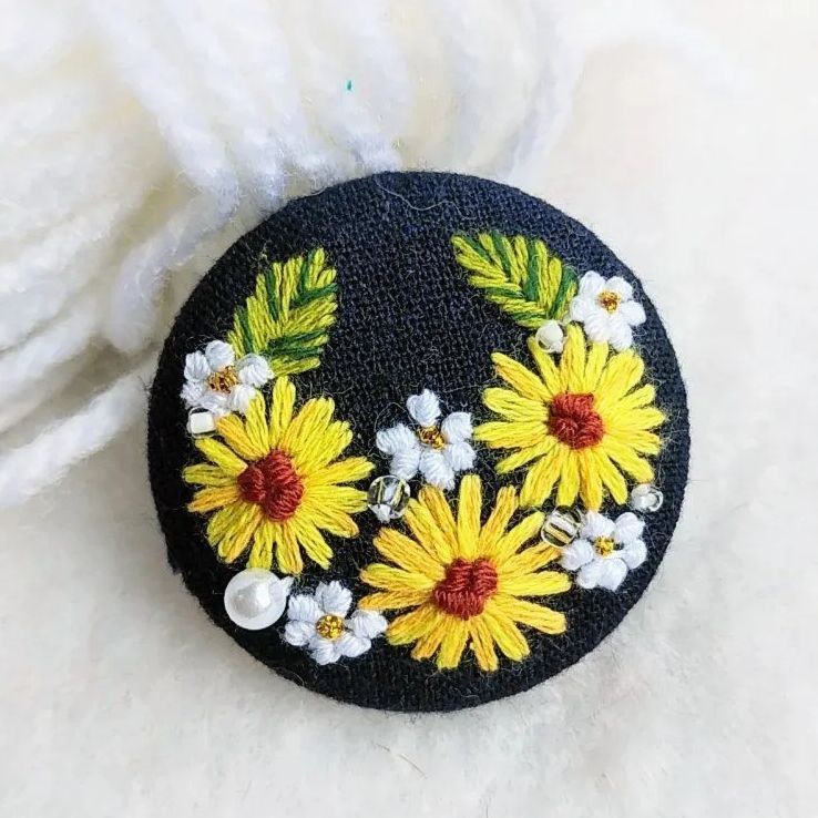 ひまわり刺繍ブローチ ハンドメイド くるみボタン - 小物