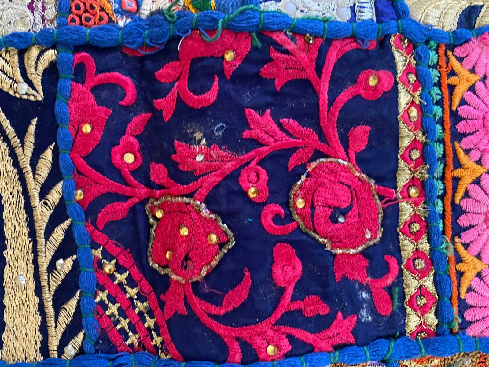 スザニ刺繍　ヴィンテージカンタキルト　セール中　インド　手仕事 スザニ刺繍 ヴィンテージカンタキルト 訳あり価格 インド 手仕事