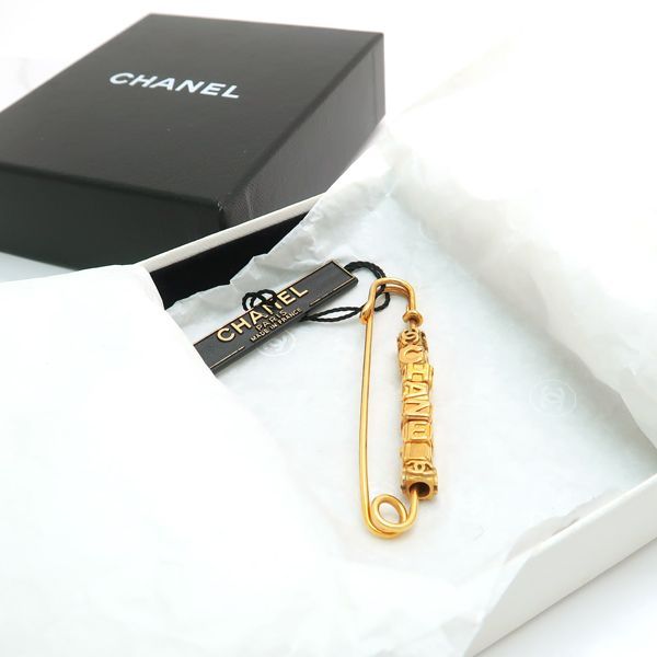 CHANEL (シャネル) ゴールド ロゴブローチ 箱付き