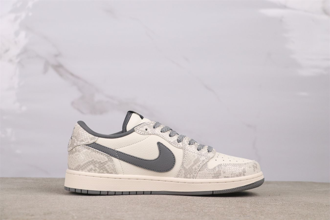 ジョーダン NIKE AIR JORDAN 1 MID SE GS 