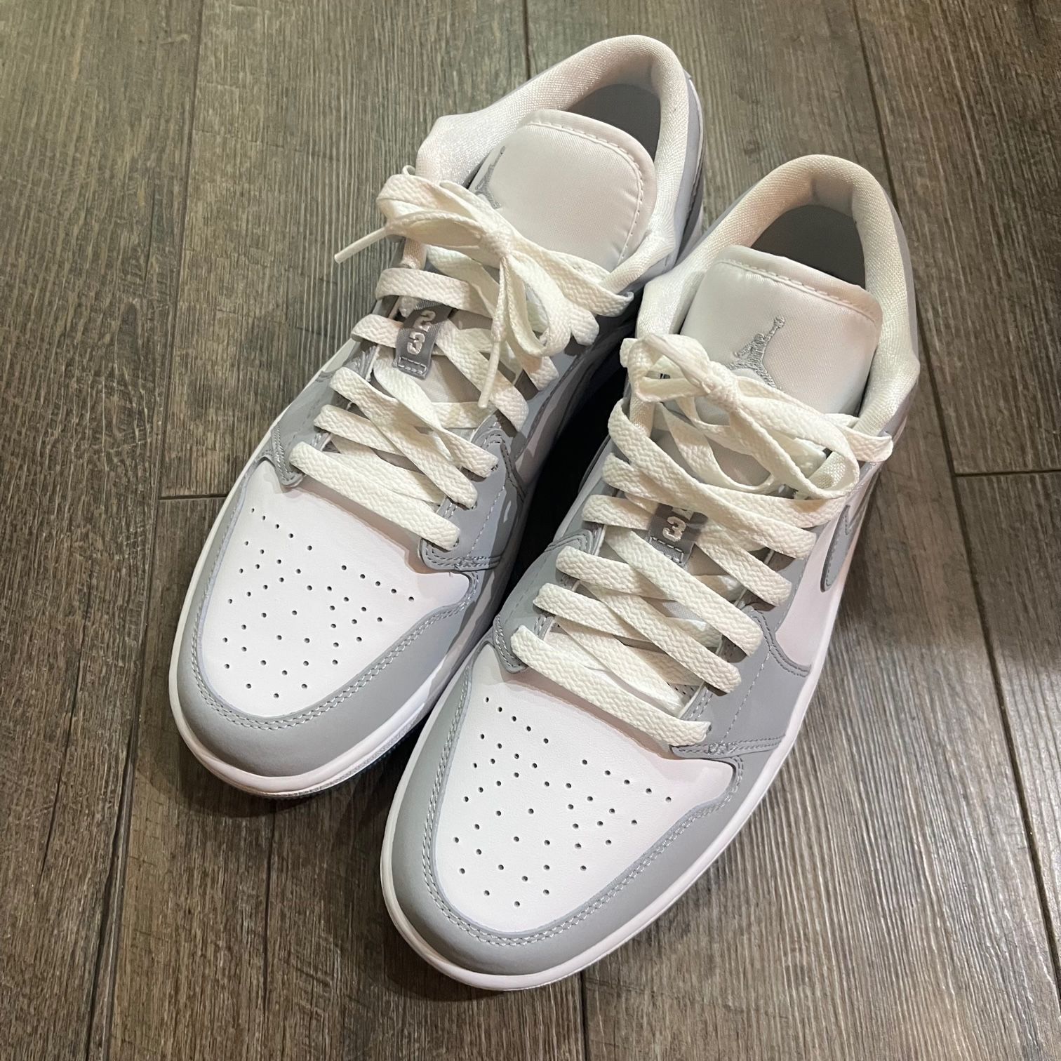 新品 Nike WMNS Air Jordan 1 Low Wolf Grey DC0774-105 ウルフグレー