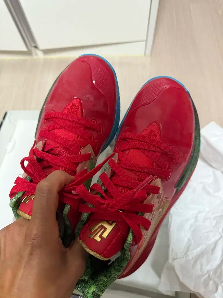 誉れ高い NIKE ナイキ スポンジボブ カイリー ロー 2 EP ピンサーボス 人気アイテムお得に購入！