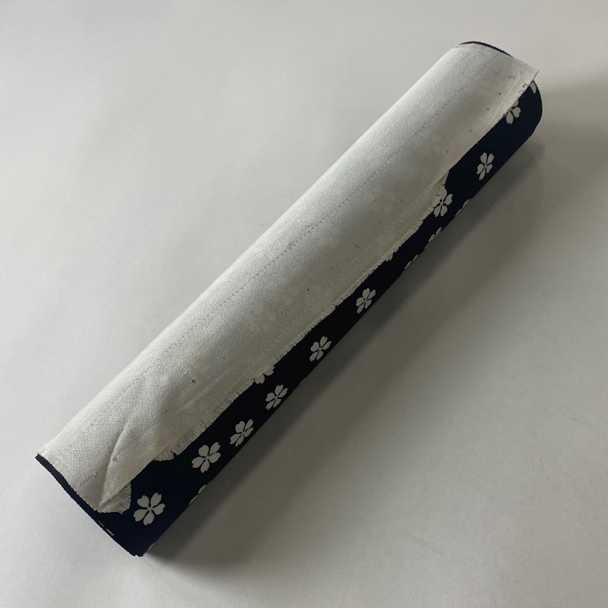 反物 美品 名品 小紋 千子ごのみ 桜 黒 正絹 【中古】 - メルカリ 