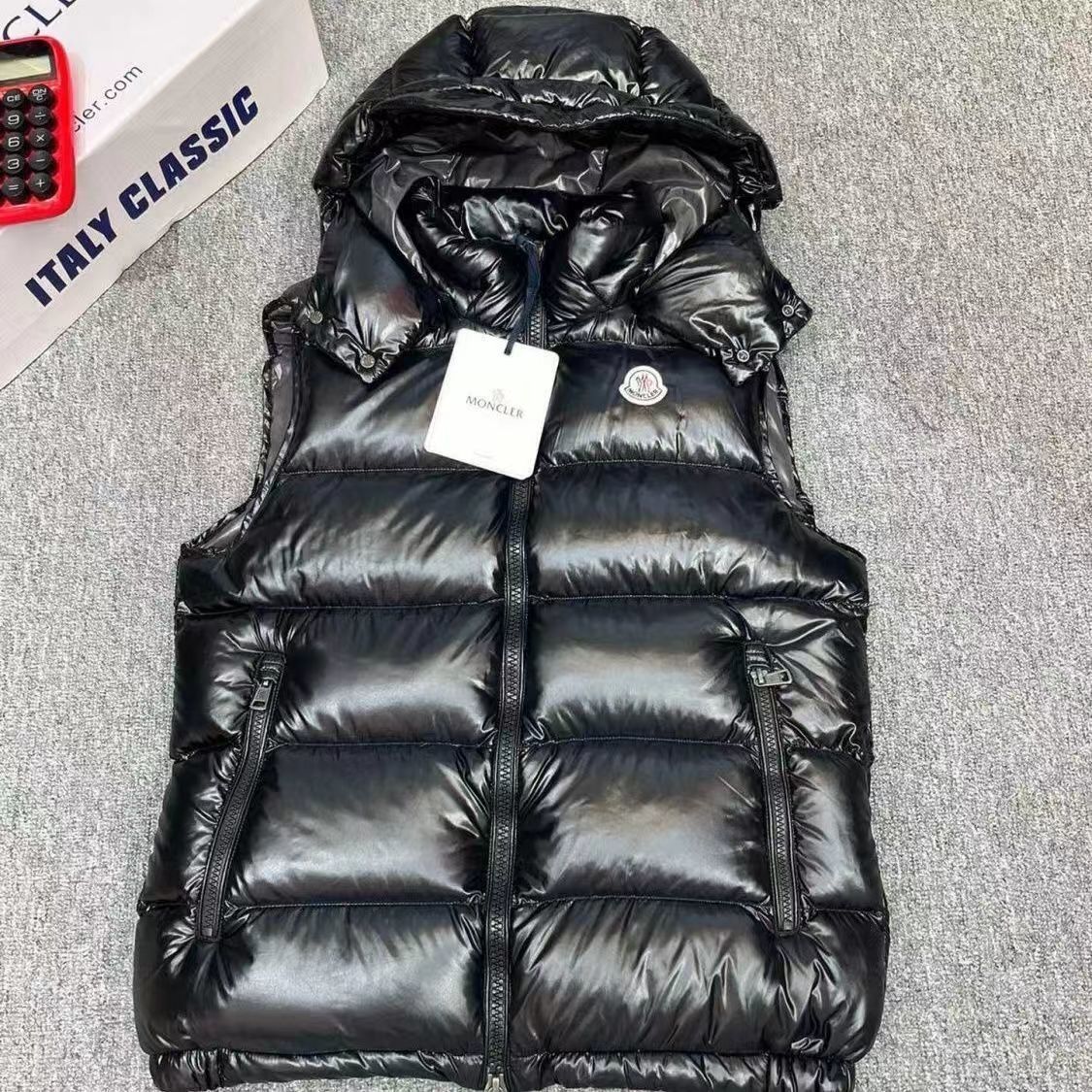 新品未使用?】MONCLER （モンクレール） ダウンベスト - メルカリ