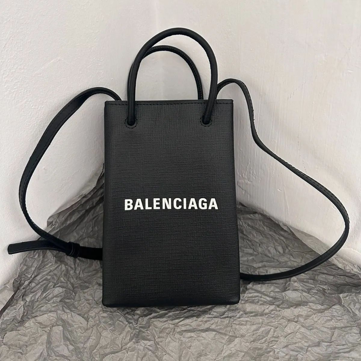 人気箱付き✨バレンシアガ スマホショルダー フォンショルダ - メルカリ 