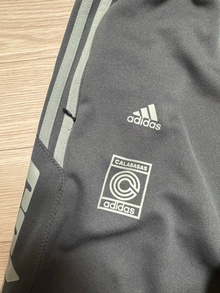adidas アディダス