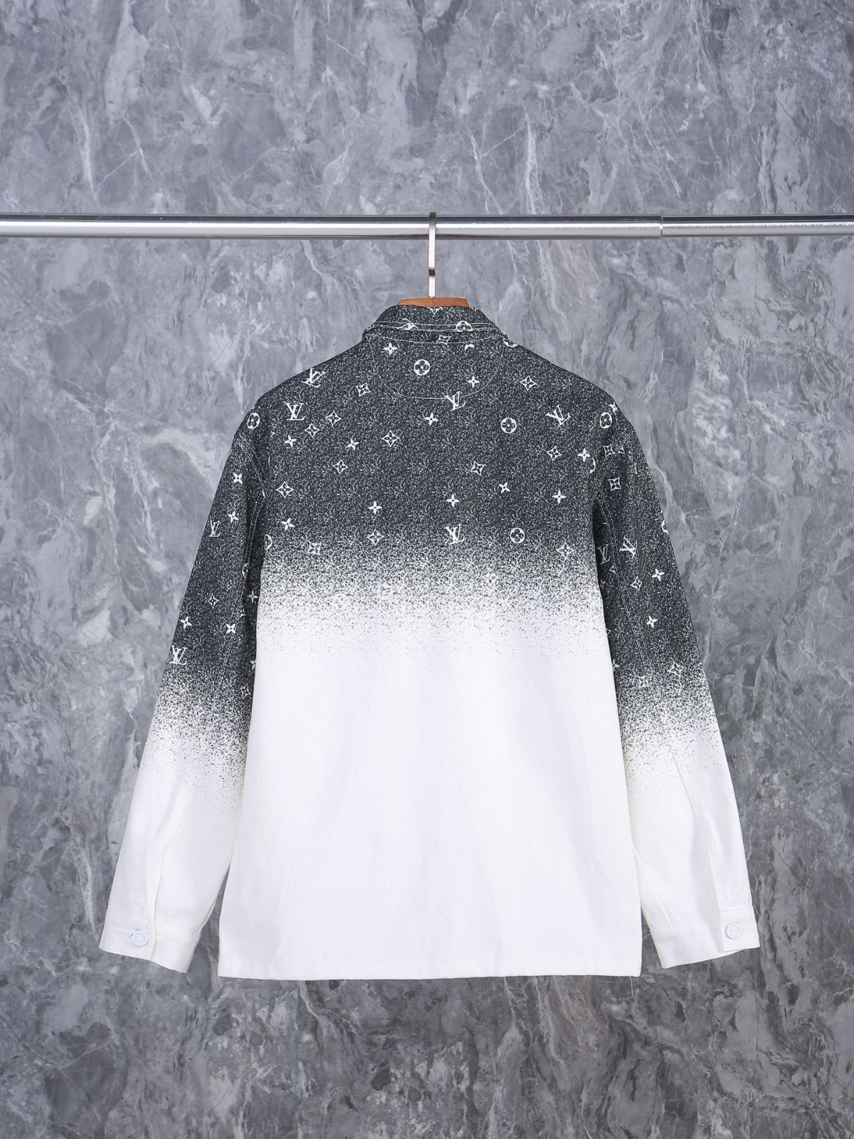 ルイ ヴィトン Louis Vuitton LV S の満遍なくプリントされた星空グラデーションジーンズジャケット モーラントの着用モデルと同じデザイン