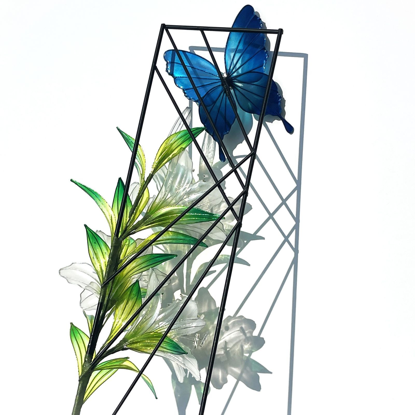 蝶が舞う百合のワイヤーフレーム【白×黄緑・インテリア・シルバー