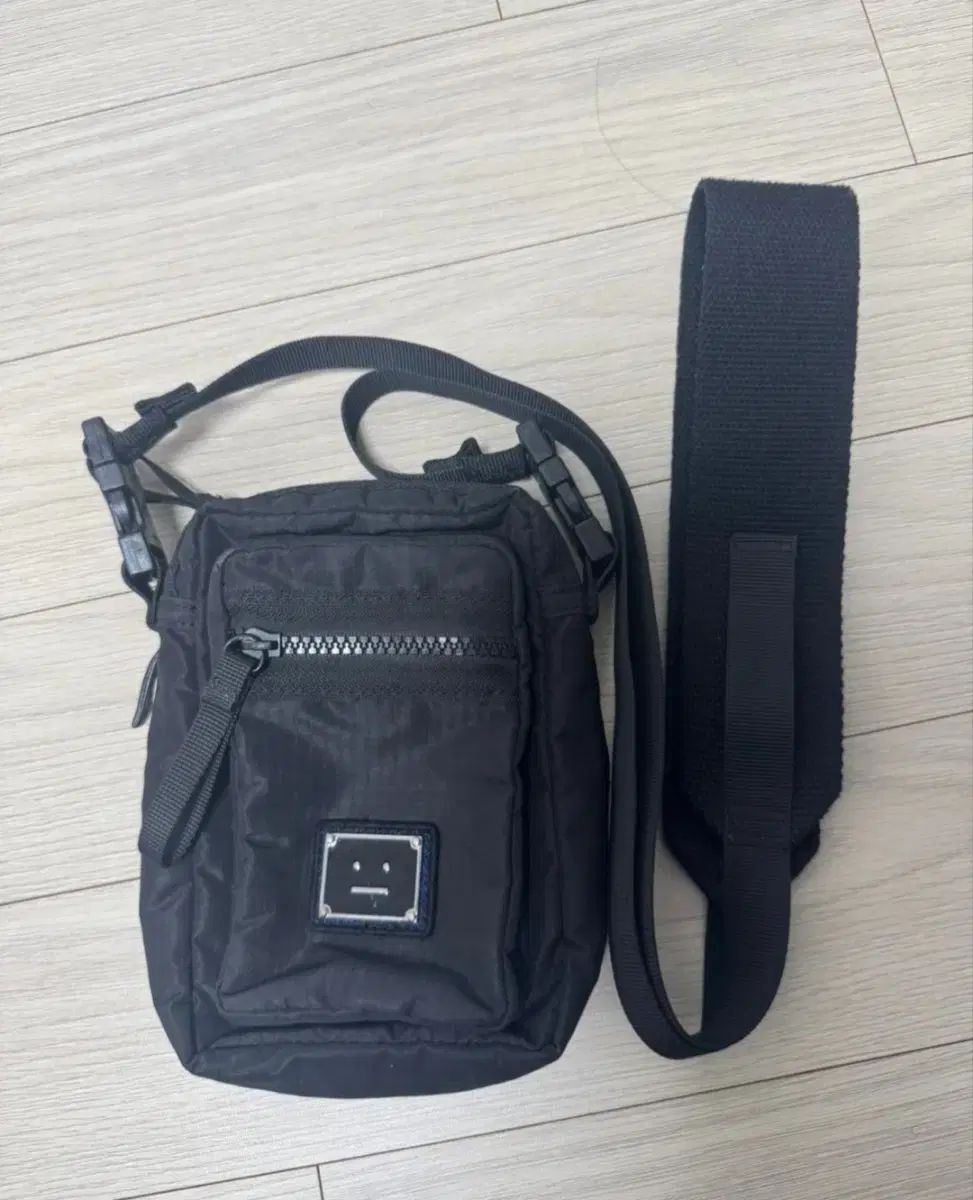 Acne Studios(アクネストゥディオズ) 絵文字 クロスバッグ