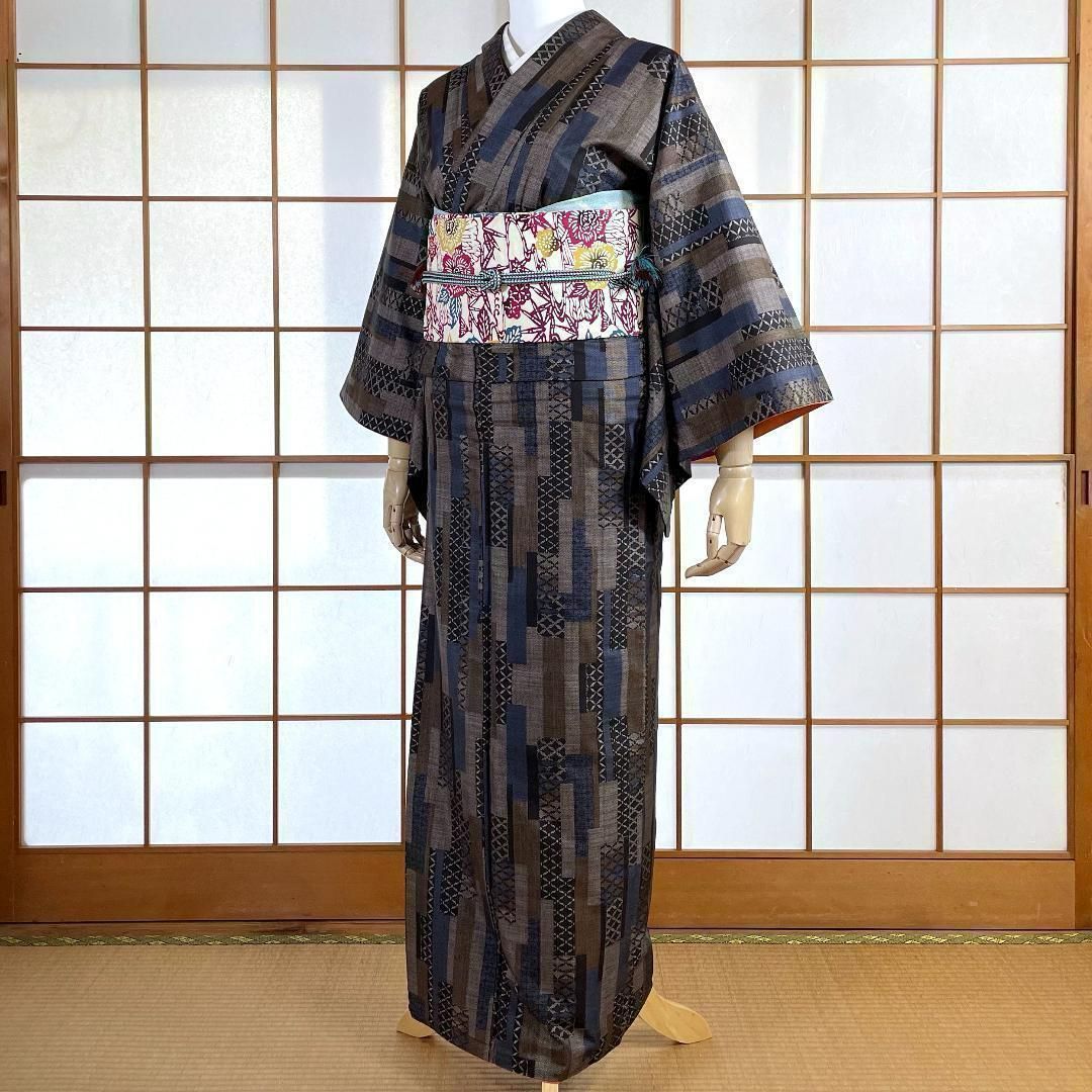本場大島紬 着物 袷 正絹 短冊 古典柄 ブラック 濃藍 kimonolove リユース品 オゾン消臭サービス A-0537