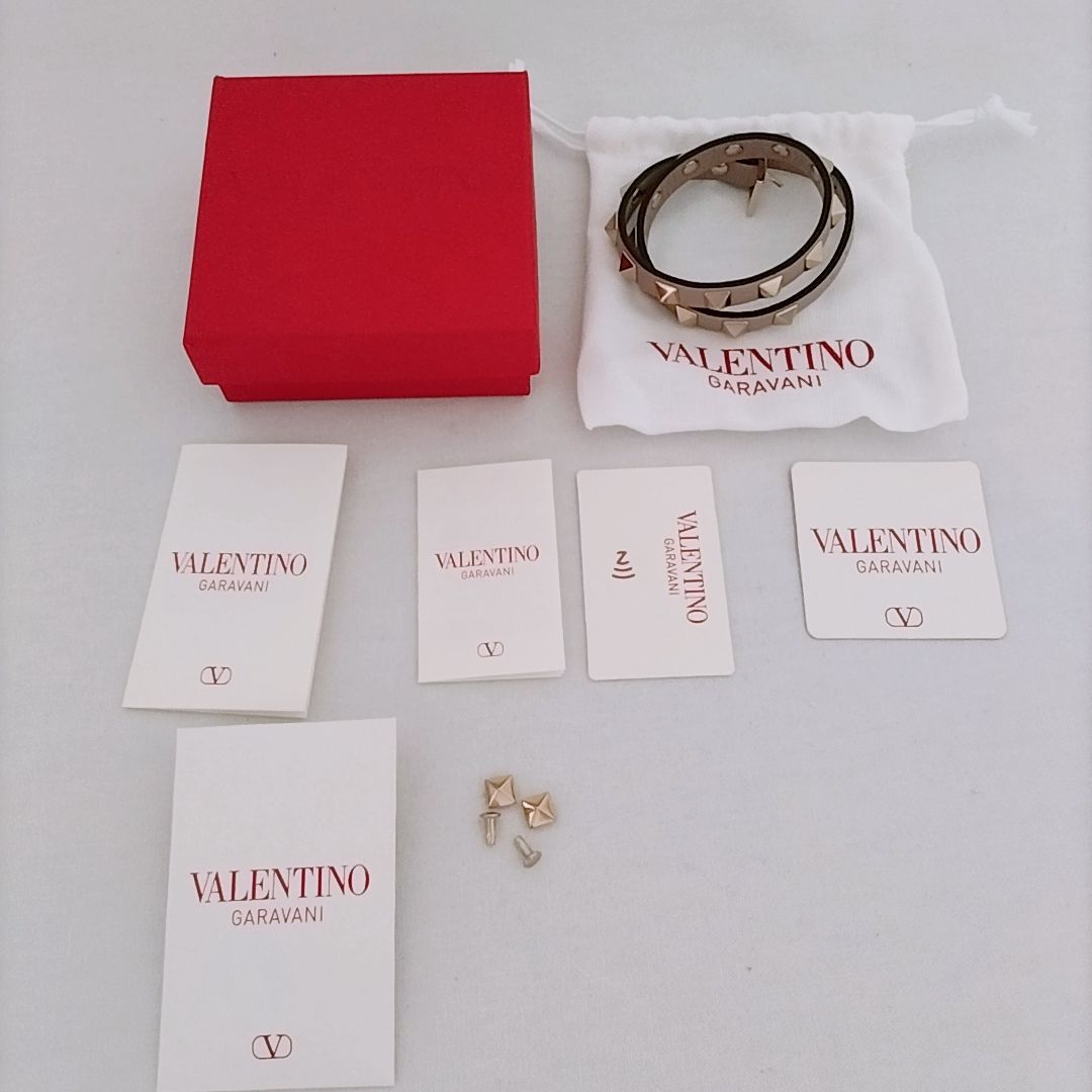 VALENTINO ロックスタッズブレスレット　赤 新品未使用】VALENTINO ロックスタッズ レザー ブレスレット