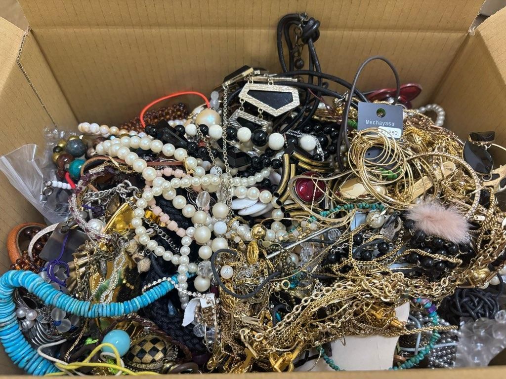 5kg イミテーション　まとめ　アクセサリー　メッキ　パール　お宝　③　遺品 5kg イミテーション まとめ アクセサリー メッキ パール お宝 ①