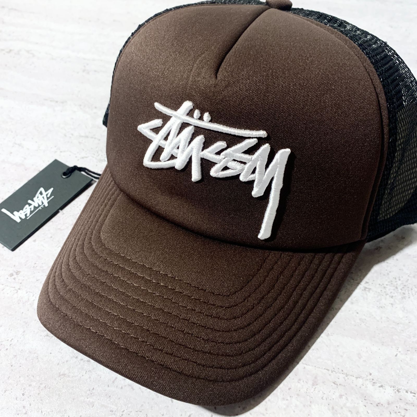 STUSSY トラッカー メッシュ スナップバックキャップ ブラウン - キャップ